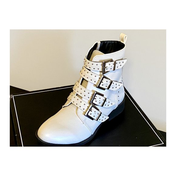 Qupid Shoes - Qupid Vinci-58 White Women Buckle Ankle Bootie